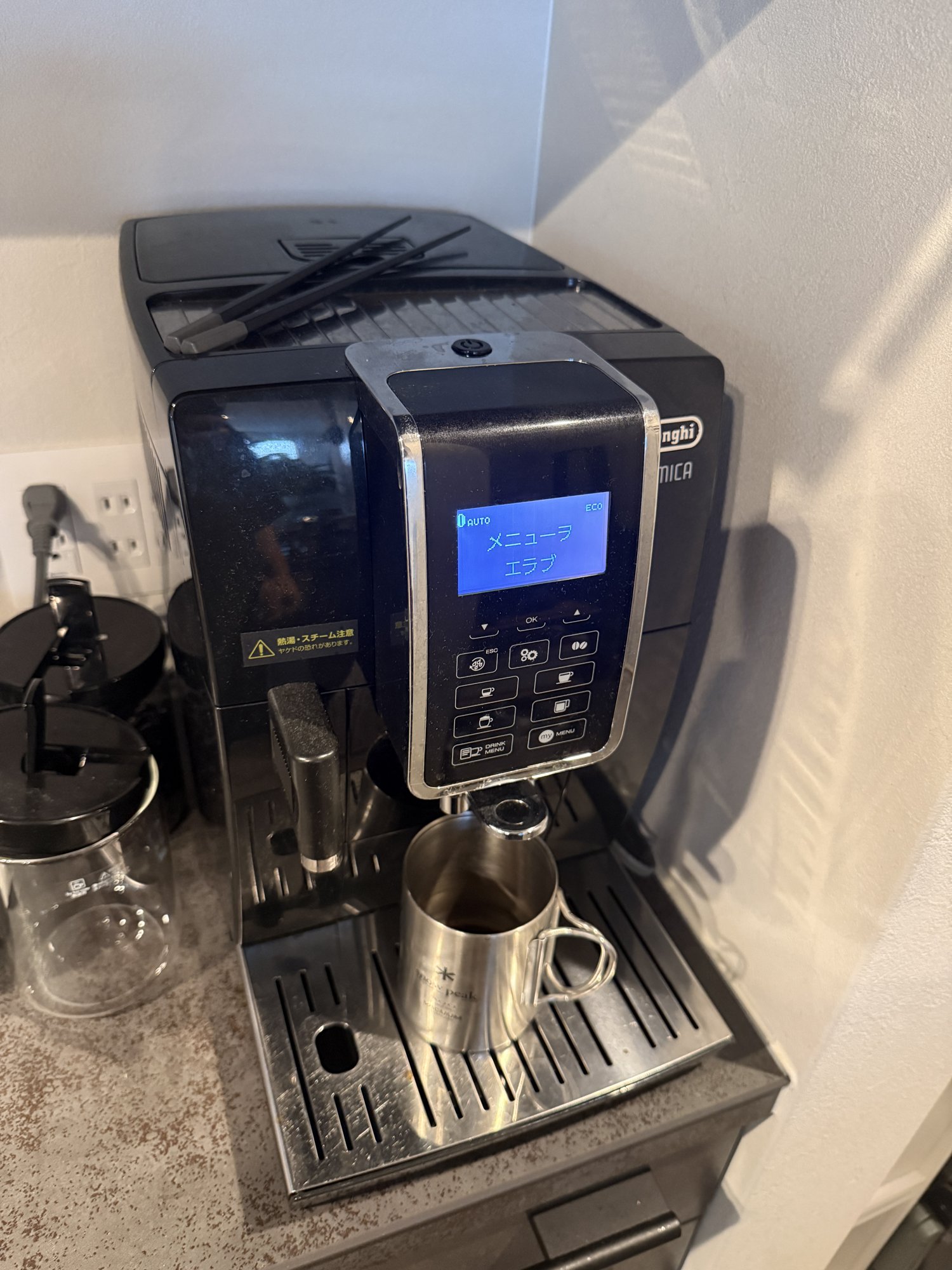 カップボード上で使っているコーヒーマシン