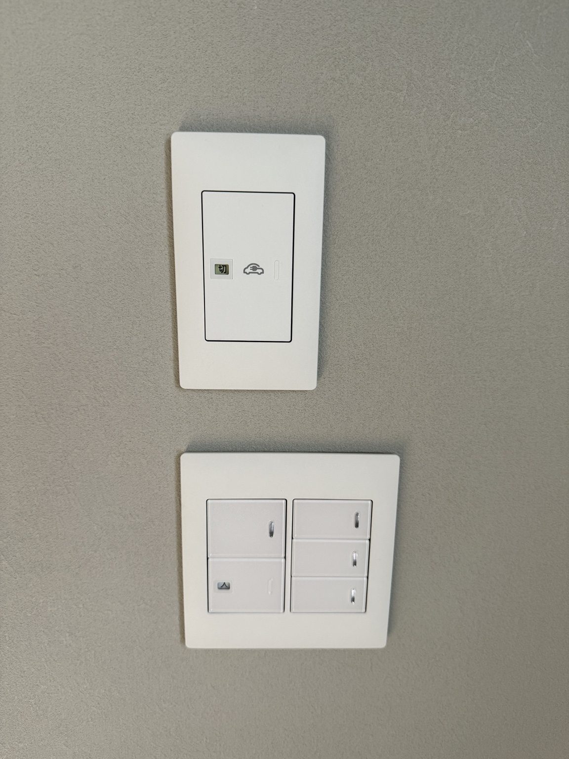 入居後の室内スイッチ。上はEV用屋外電源の専用スイッチ