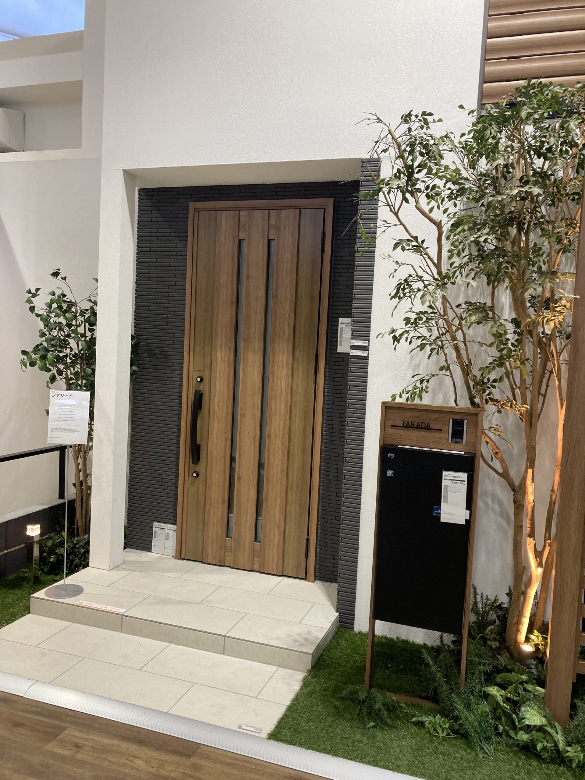LIXILショールームに展示された機能門柱